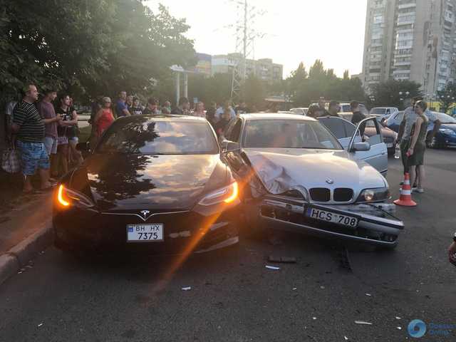 В Одессе со стрельбой остановили 14-летнего водителя BMW, протаранившего Tesla