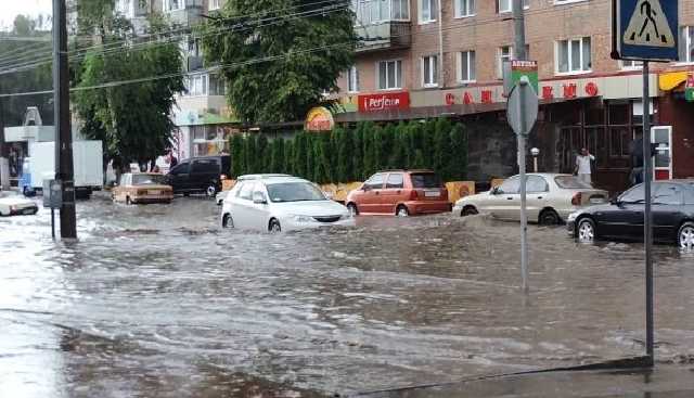 После сильного дождя Хмельницкий затопило: фото и видео