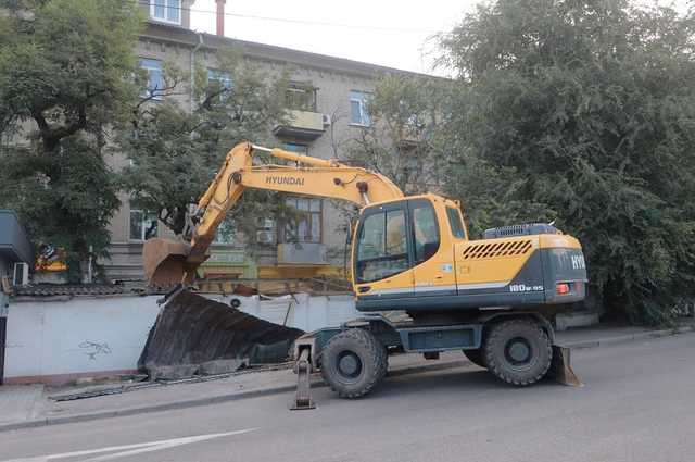 В Днепре демонтировали 28 МАФов, владельцы бросали камни и жгли шины