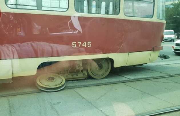 "Комфорт" за 8 гривен: в Киеве у трамвая отвалилось колесо