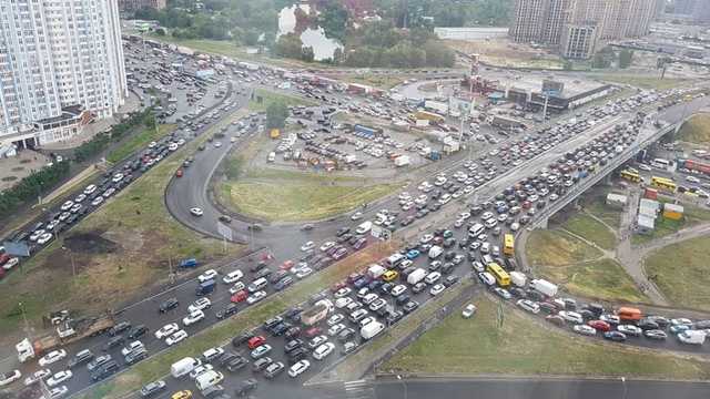 Невиданные пробки: на Осокорках-Позняках произошел автомобильный коллапс