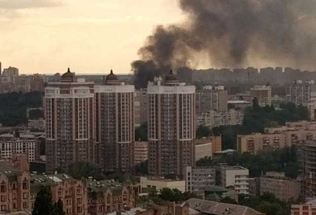 В Киеве на Татарке разгорелся пожар на стихийной свалке