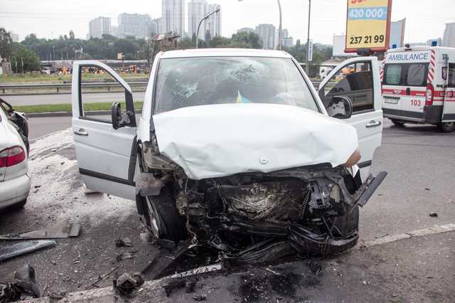 В Киеве на Саперно-Слободской столкнулись Daewoo и Mercedes: двое погибли, двоих госпитализировали
