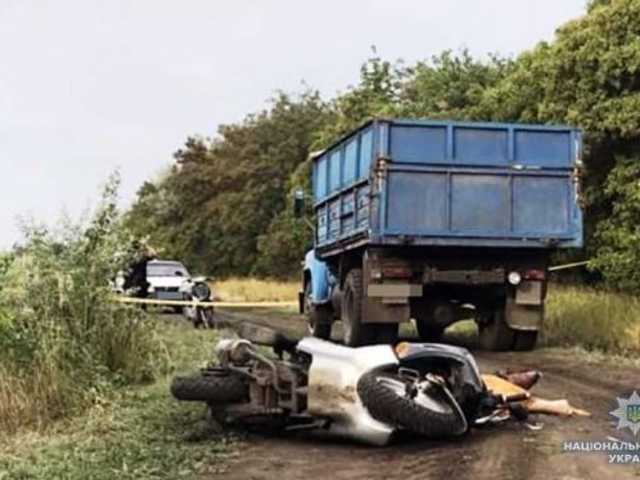Под Запорожьем грузовик переехал голову водителю мопеда