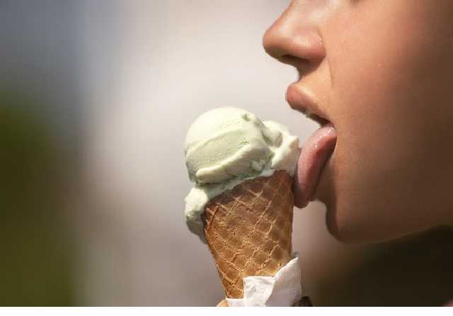 Супрун предложила лечить больное горло мороженым