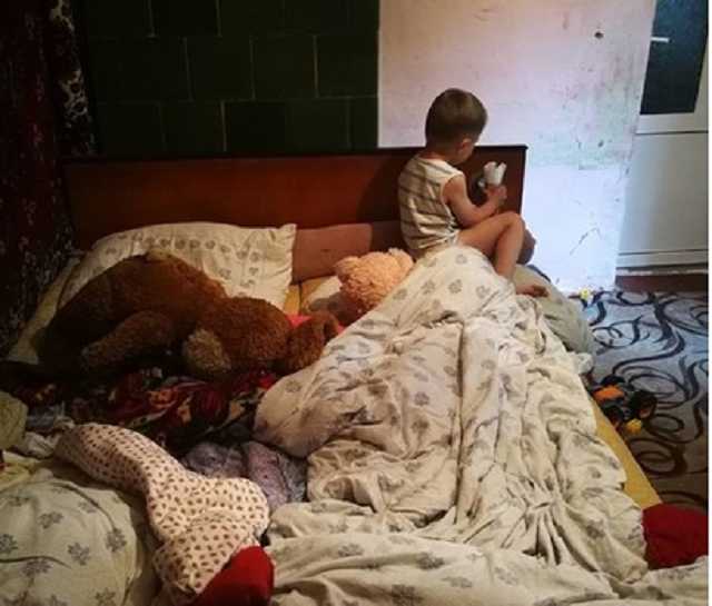 Рожденные ради выплат: мать-алкашка морила голодом в вонючей квартире сына