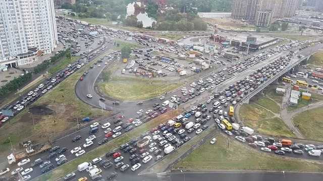 "Это мы такие бедные?" В сети шокированы лютой пробкой в Киеве