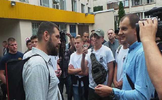 В Киеве лидер С14 ударил известного журналиста