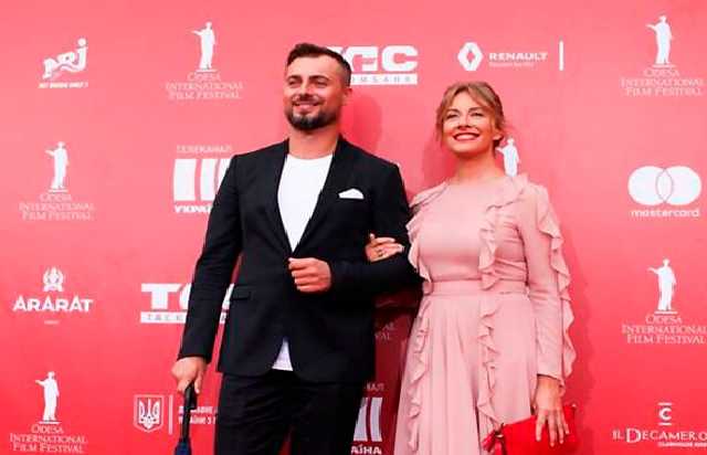 Елена Кравец впервые вышла из красную дорожку вместе с мужем