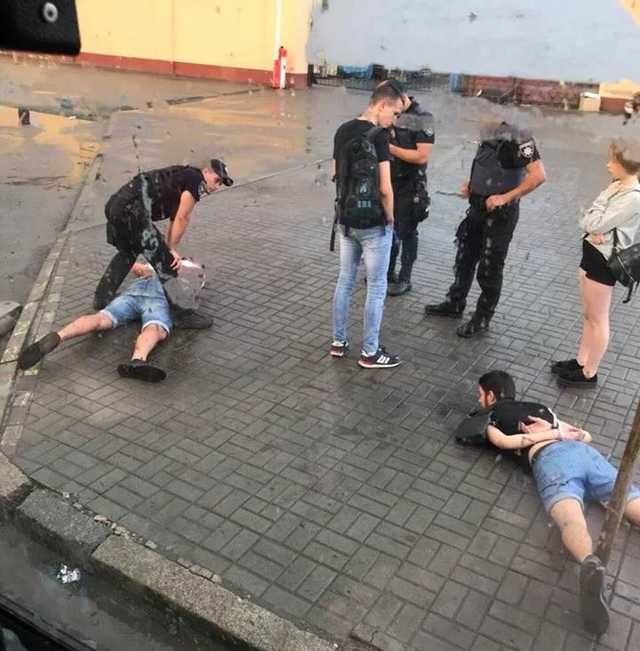 В Днепре дебоширы избили пассажира маршрутки и напали на полицейских
