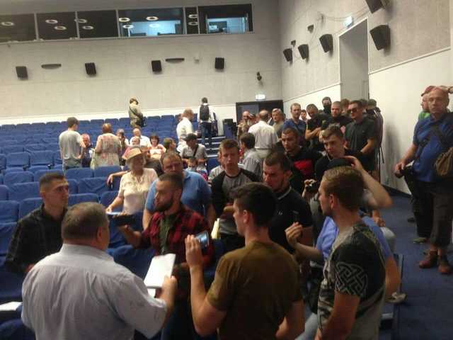 Активисты С14 сорвали “шабаш” Медведчука в Киеве