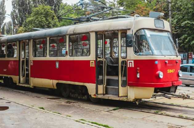 В Киеве пожилой мужчина умер в трамвае на глазах у жены