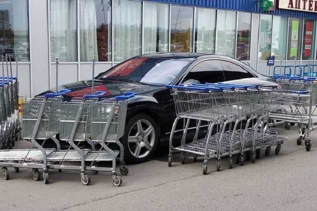 "Карма догоняет": во Львове креативно поставили на место автохама