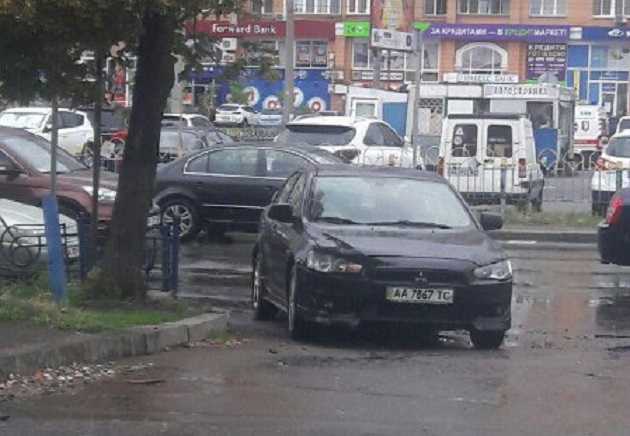 Бросила авто на дороге: в сети показали фото "героини парковки" в Киеве