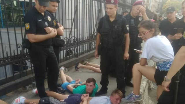 В Одессе перед матчем Суперкубка Украины ультрас ограбили женщину