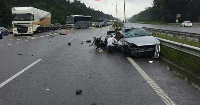 На Киевщине легковушка на скорости влетела в грузовик, погибли женщина и ребенок