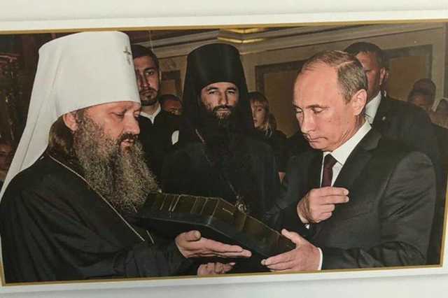 В С14 сказали, что стало с фото Путина в Киево-Печерской лавре