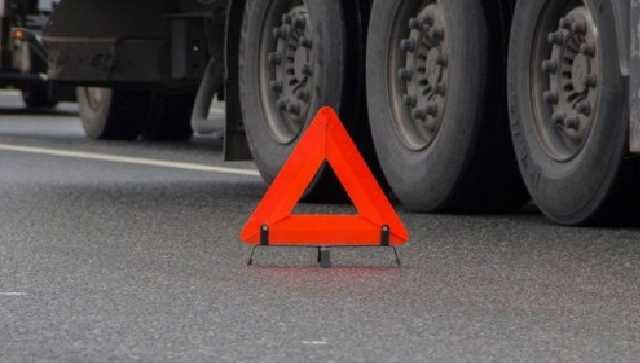 В Киеве ночью грузовик влетел в здание кафе