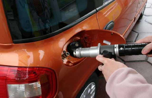 Украинским водителям льют в баки бытовой газ вместо автомобильного