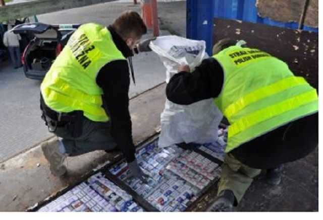 За контрабанду цигарок у Польщі затримали 20 українців