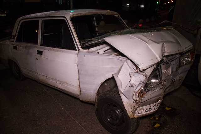 В Киеве на Лагерной кавказцы на «Жигулях» протаранили «Соболь» коммунальщиков