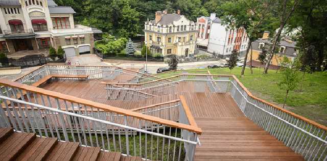 «Золотая» лестница на Подол: 247 ступенек по 361 тыс. за штуку