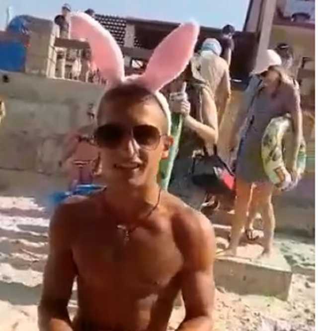 "Зайка с креветками": продавец на пляже в Украине стал звездой в сети