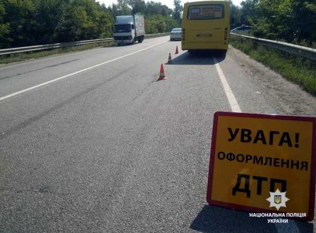 В Харьковской области столкнулись маршрутка и грузовик: три человека в больнице