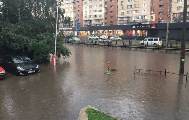 Из-за ливня в Киеве остановились троллейбусы и трамваи