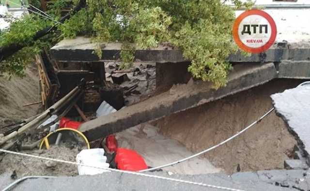 В Киеве из-за сильнейшего ливня обрушился мост
