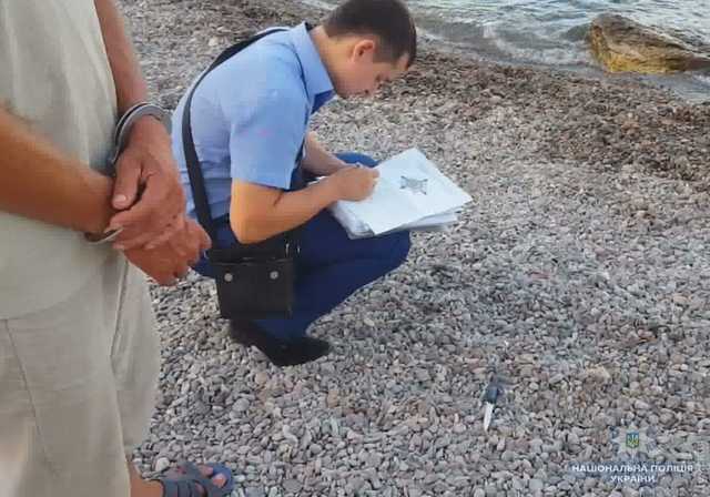 На одесском пляже подрались из-за девушки: турист ударил соперника ножом в живот