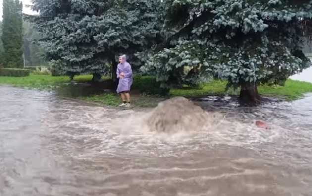 В центре Тернополя после мощного ливня забил "гейзер": опубликовано видео