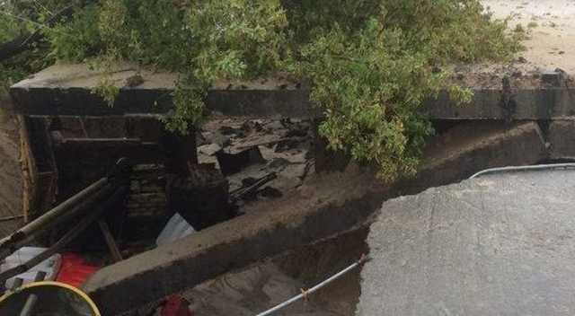 В Киеве на неопределенное время перекрыли движение вокруг обвалившегося путепровода