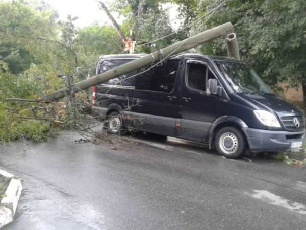 На Кировоградщине бетонный столб упал на микроавтобус с пассажирами