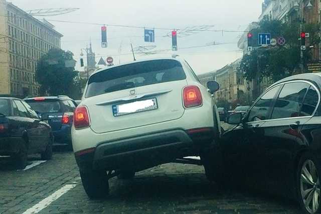 Знатно перестроилась: в центре Киева джип влез на капот легковушки