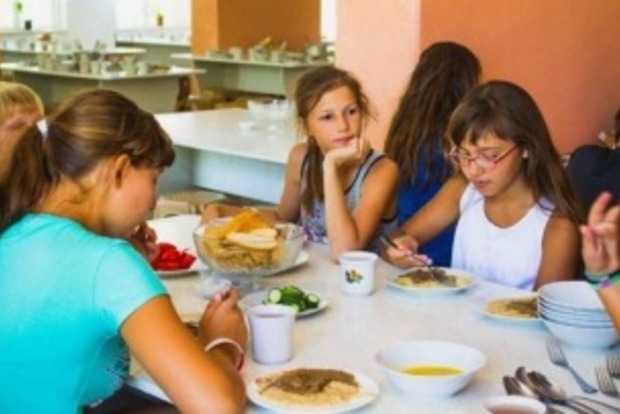 Голодный лагерь: детям Запорожской области выдавали только треть положенных порций еды