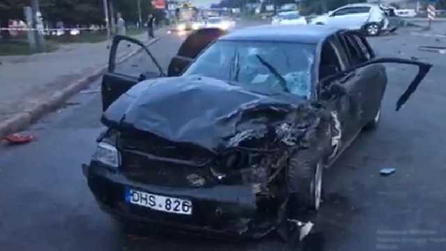 В Киеве иномарка протаранила автомобиль с младенцем внутри: видео