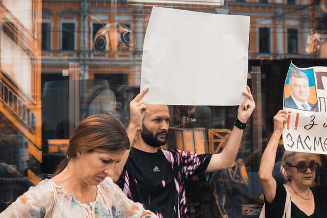 В Киеве 6 человек вышли к магазину Roshen на митинг против Порошенко