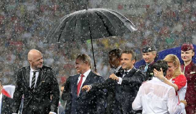 Даже расплакалась: президент Хорватии оправдала Путина за зонты на финале ЧМ-2018