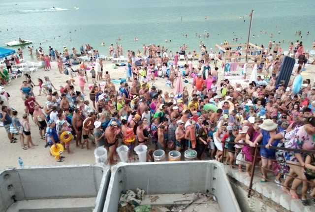 С украинского курорта бежали толпы туристов: зрелищные фото