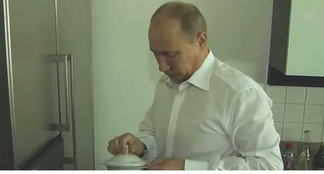 Варит кофе Пескову: Путин внезапно снялся в рекламе. Видеофакт
