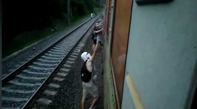 В Киеве неизвестные остановили городскую электричку и разрисовали ее