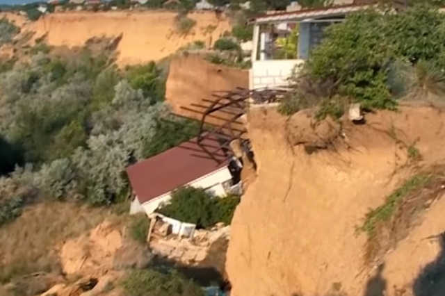 "Природа смывает г*вно": в Крыму рухнул в море дом москвички
