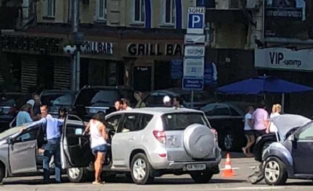 У столичного ТРЦ "Гулливер" загорелся автомобиль