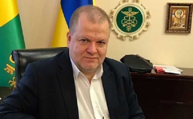 Виктор Кривицкий на фоне эмблемы украинской таможни и иконы Николая Чудотворца, покровителя заключенных и сирот