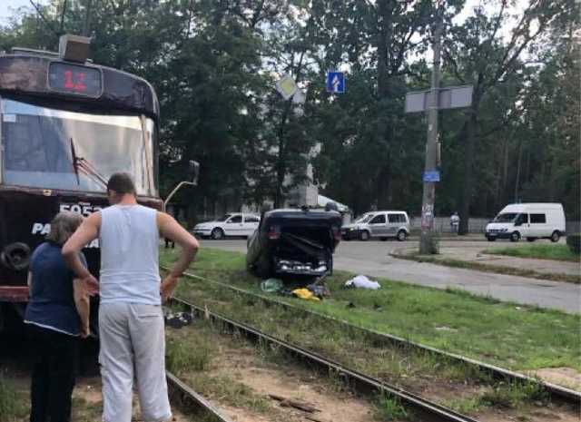 В Киеве трамвай влетел в "легковушку": пострадал ребенок