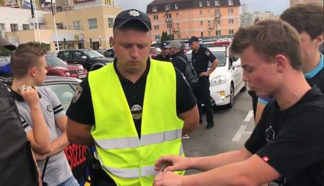 В Киеве полицейских обвинили в избиении подростка, хулиганившего в супермаркете