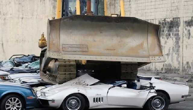 На Филиппинах бульдозером раздавили авто чиновников-коррупционеров