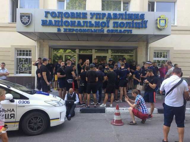 Нацкорпус в Херсоне устроил погром в здании облпрокуратуры. Возможно, горят документы