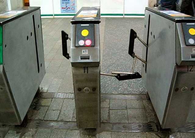 Нетрезвый киевлянин устроил аттракцион невиданной щедрости, раздавая поездки в метро